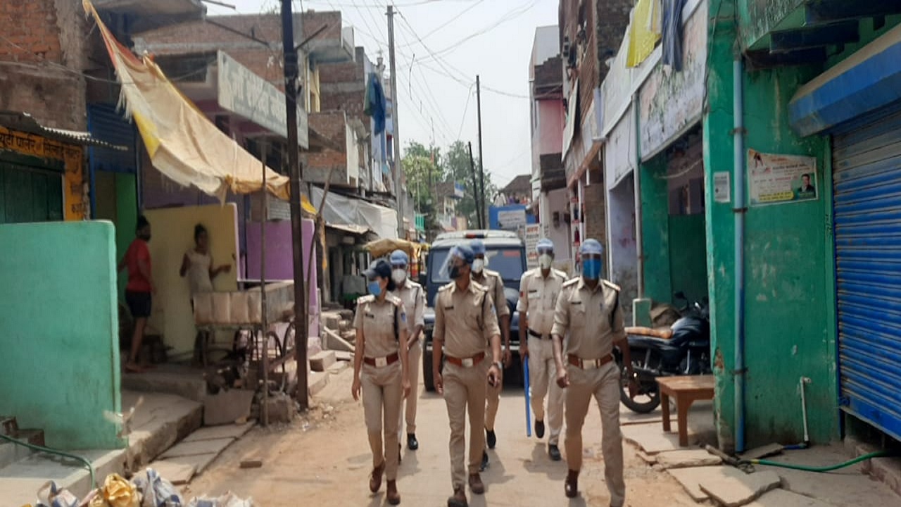 REWA : पुलिस पर कुत्ते छोड़ कर भागा शराब तस्कर, 10 हजार रूपये का है ईनामी REWA : पुलिस पर कुत्ते छोड़ कर भागा शराब तस्कर, 10 हजार रूपये का है ईनामी